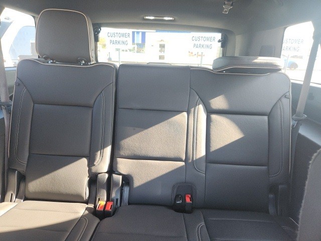 Chevrolet Suburban Vehicle Full-screen Gallery Image 29