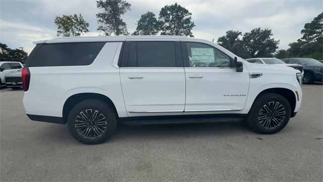 GMC Yukon XL Vehicle Full-screen Gallery Image 09