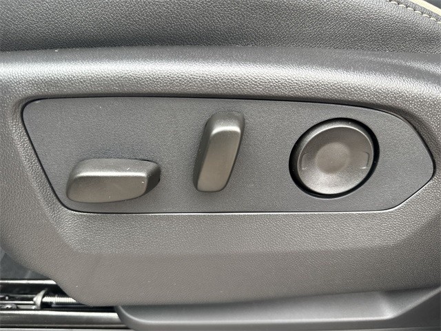 GMC Yukon XL Vehicle Full-screen Gallery Image 12