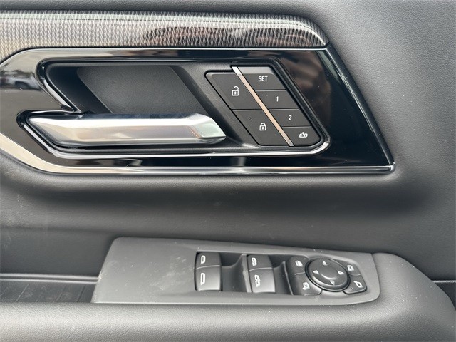 GMC Yukon XL Vehicle Full-screen Gallery Image 13