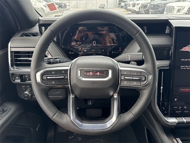 GMC Yukon XL Vehicle Full-screen Gallery Image 14