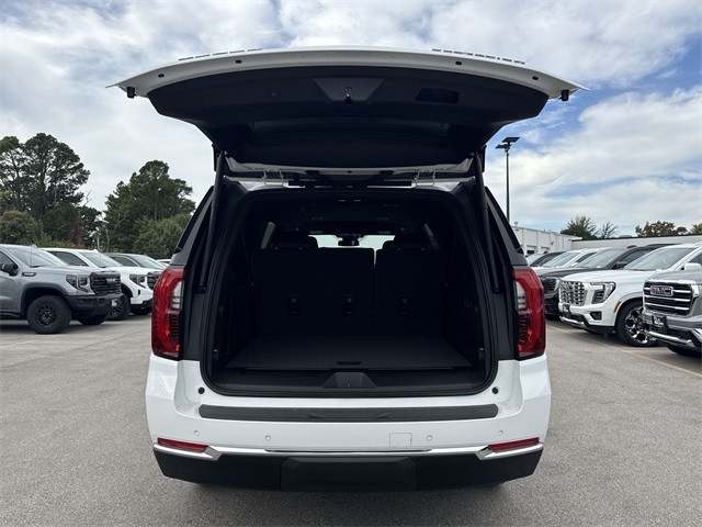 GMC Yukon XL Vehicle Full-screen Gallery Image 24