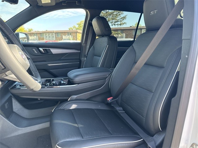 Buick Enclave Vehicle Full-screen Gallery Image 11