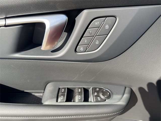 Buick Enclave Vehicle Full-screen Gallery Image 13