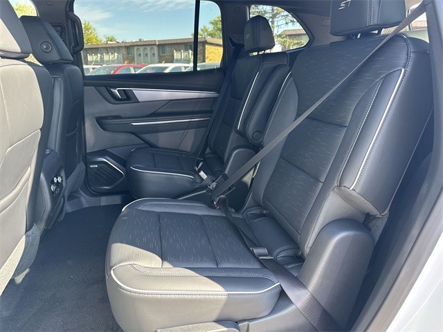 Buick Enclave Vehicle Full-screen Gallery Image 22