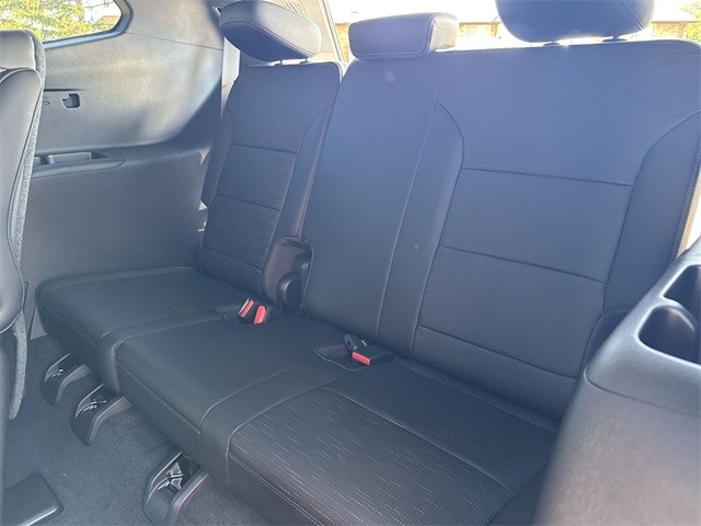 Buick Enclave Vehicle Full-screen Gallery Image 23