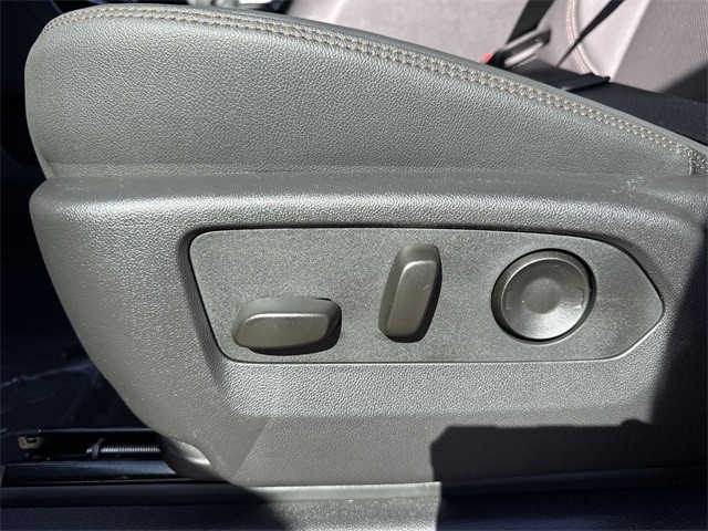 GMC Sierra 1500 Vehicle Full-screen Gallery Image 12