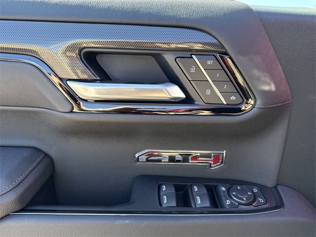 GMC Sierra 1500 Vehicle Full-screen Gallery Image 13