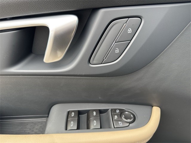 Buick Enclave Vehicle Full-screen Gallery Image 13