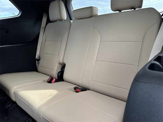 Buick Enclave Vehicle Full-screen Gallery Image 23