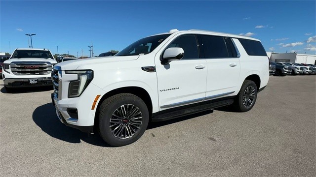 GMC Yukon XL Vehicle Full-screen Gallery Image 04