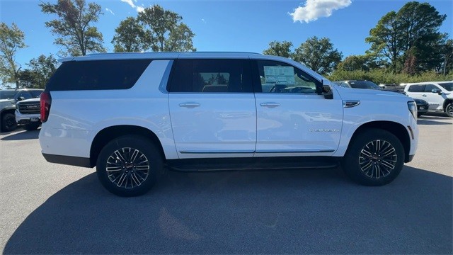 GMC Yukon XL Vehicle Full-screen Gallery Image 09