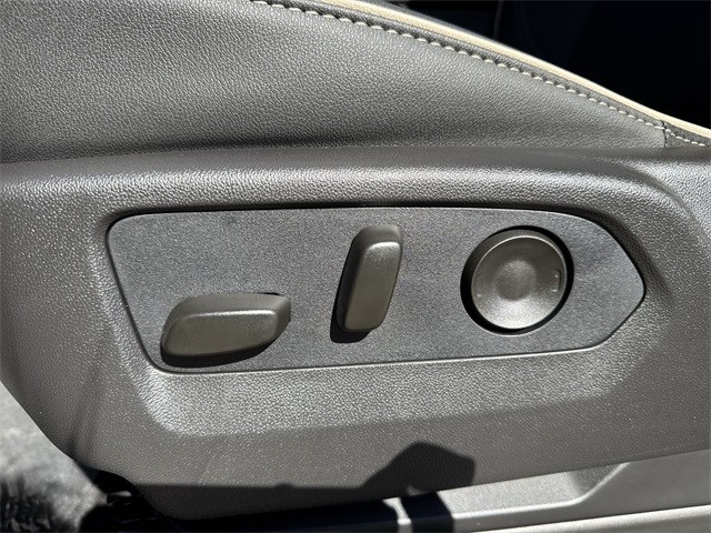 GMC Yukon XL Vehicle Full-screen Gallery Image 12