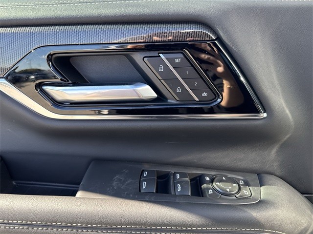 GMC Yukon XL Vehicle Full-screen Gallery Image 13