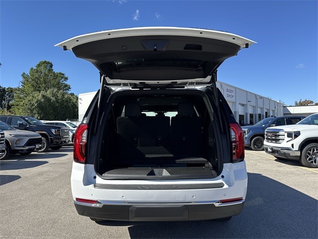 GMC Yukon XL Vehicle Full-screen Gallery Image 24