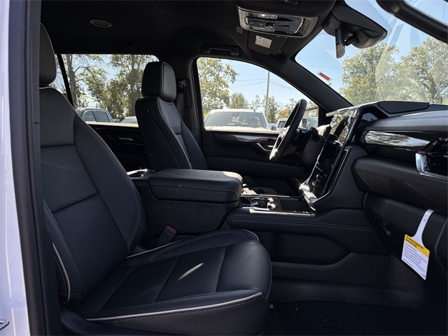 GMC Yukon XL Vehicle Full-screen Gallery Image 25