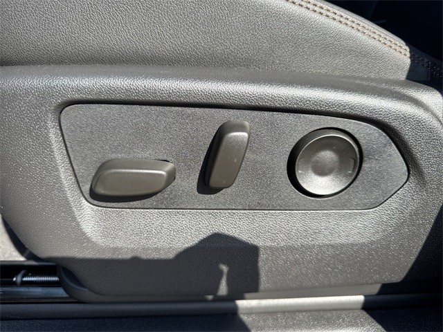 GMC Sierra 1500 Vehicle Full-screen Gallery Image 12