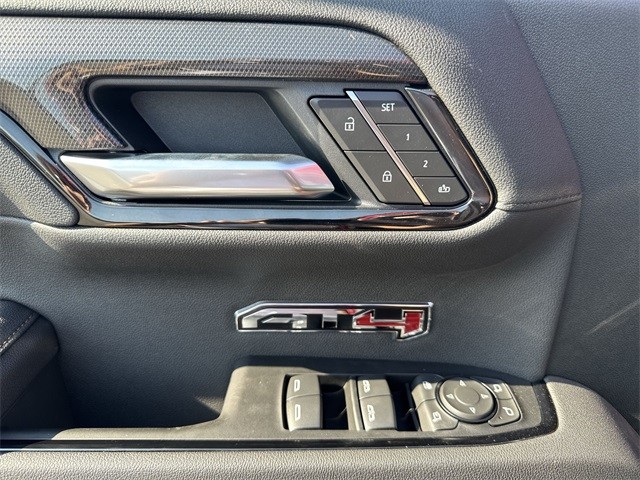 GMC Sierra 1500 Vehicle Full-screen Gallery Image 13