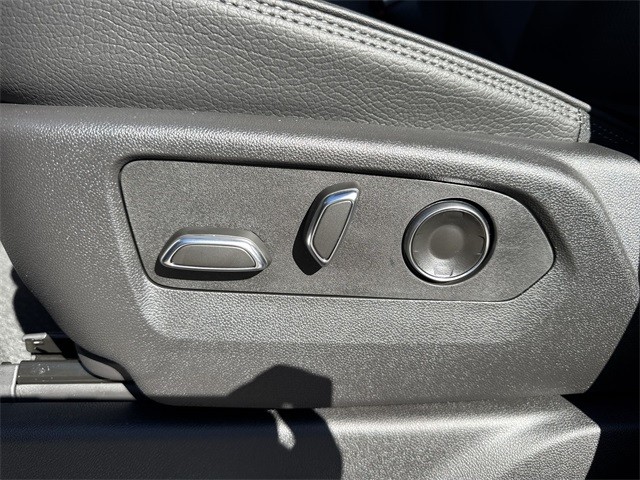 GMC Sierra 1500 Vehicle Full-screen Gallery Image 12