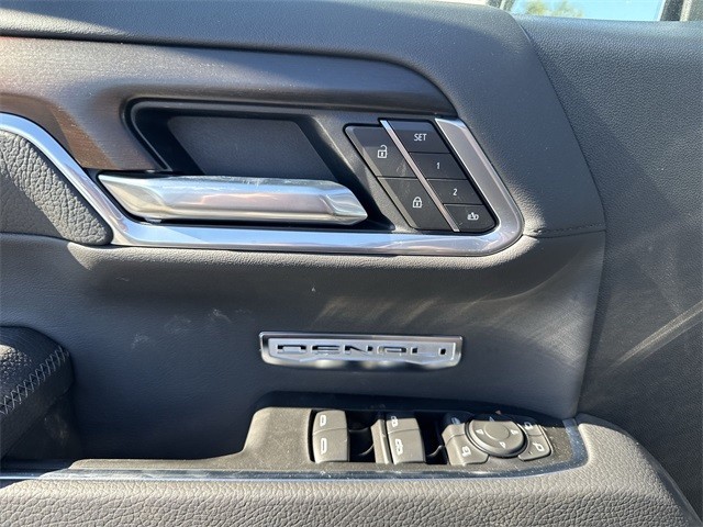 GMC Sierra 1500 Vehicle Full-screen Gallery Image 13