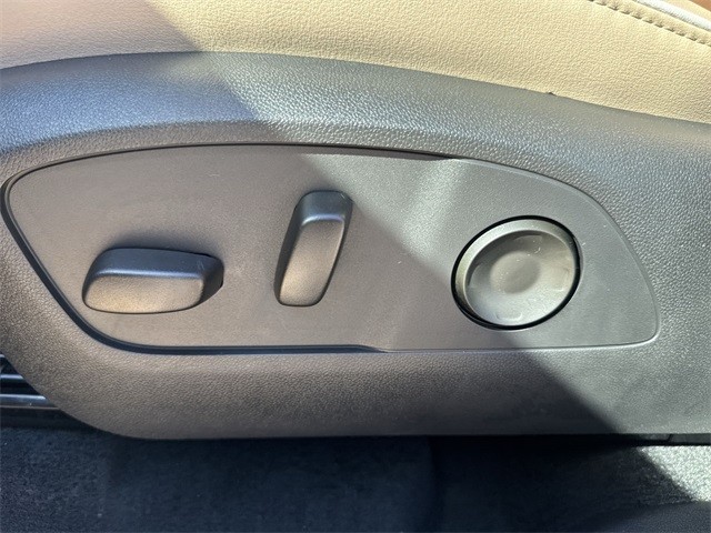 Buick Enclave Vehicle Full-screen Gallery Image 12