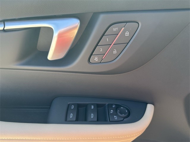 Buick Enclave Vehicle Full-screen Gallery Image 13