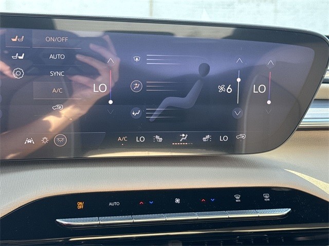 Buick Enclave Vehicle Full-screen Gallery Image 19