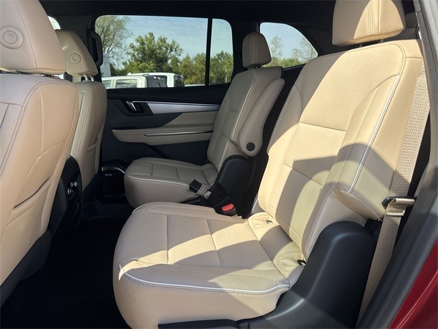 Buick Enclave Vehicle Full-screen Gallery Image 22