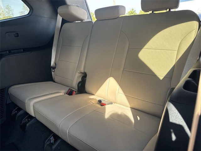 Buick Enclave Vehicle Full-screen Gallery Image 23