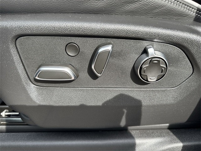 GMC Sierra 1500 Vehicle Full-screen Gallery Image 12