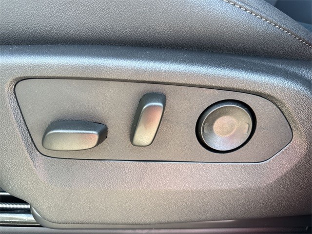 GMC Sierra 1500 Vehicle Full-screen Gallery Image 12