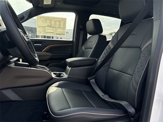 GMC Canyon Vehicle Full-screen Gallery Image 11