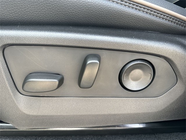 GMC Canyon Vehicle Full-screen Gallery Image 12