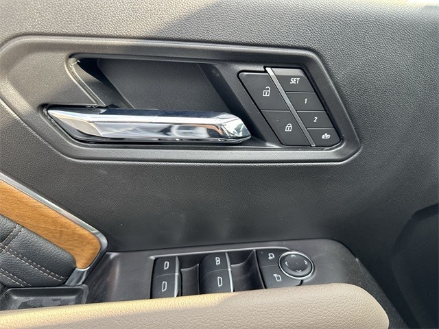 GMC Canyon Vehicle Full-screen Gallery Image 13