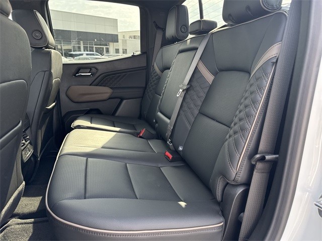 GMC Canyon Vehicle Full-screen Gallery Image 23