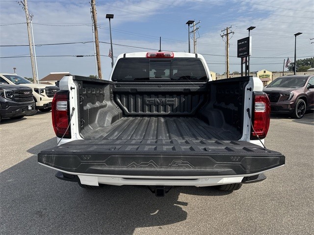 GMC Canyon Vehicle Full-screen Gallery Image 24