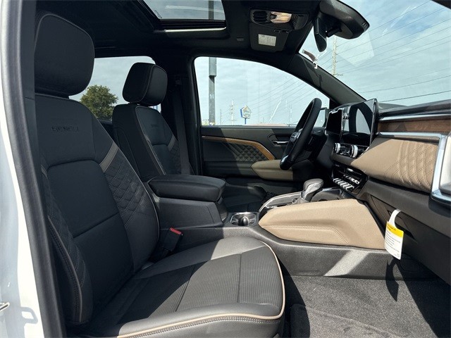 GMC Canyon Vehicle Full-screen Gallery Image 25