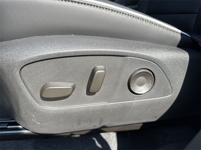 Buick Enclave Vehicle Full-screen Gallery Image 12