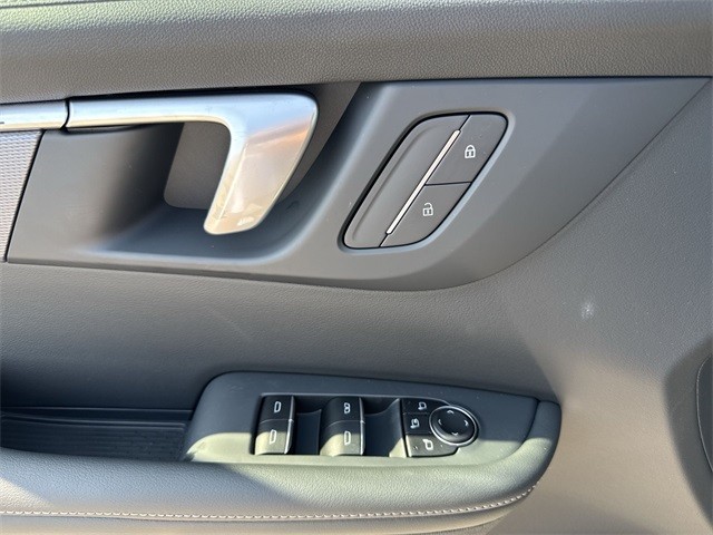 Buick Enclave Vehicle Full-screen Gallery Image 13