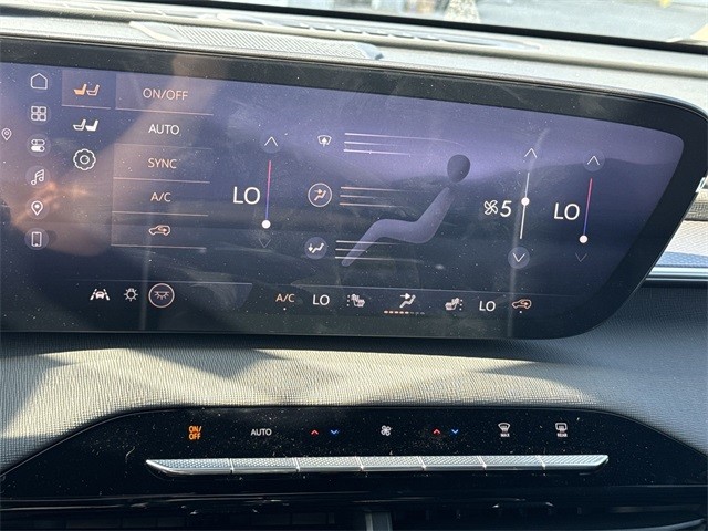 Buick Enclave Vehicle Full-screen Gallery Image 19