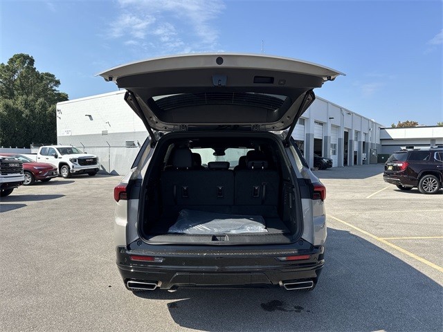 Buick Enclave Vehicle Full-screen Gallery Image 24