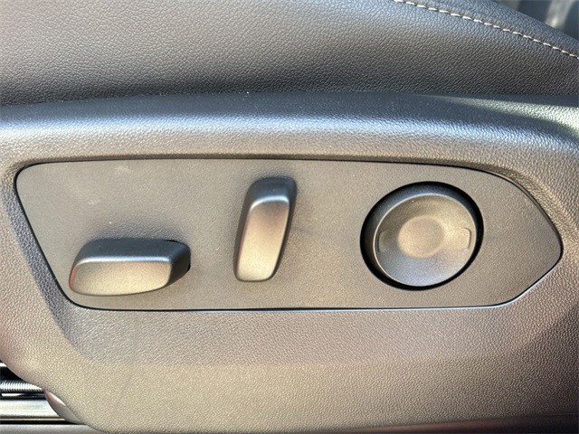 GMC Sierra 1500 Vehicle Full-screen Gallery Image 12