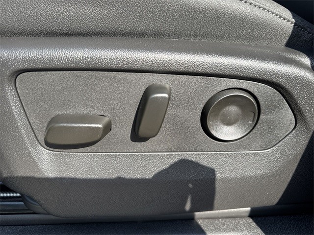 GMC Sierra 1500 Vehicle Full-screen Gallery Image 12