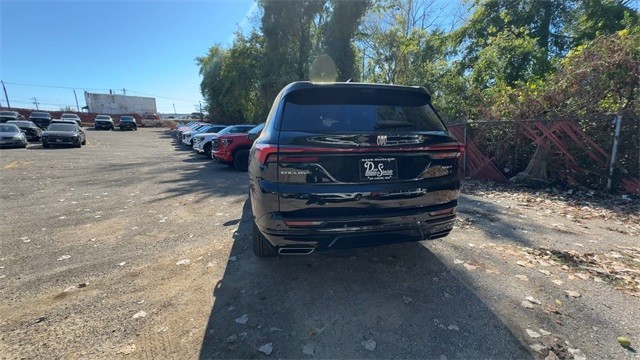 Buick Enclave Vehicle Full-screen Gallery Image 07