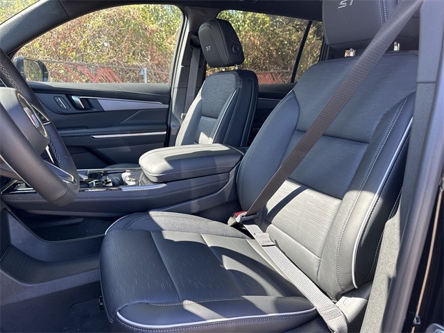 Buick Enclave Vehicle Full-screen Gallery Image 11