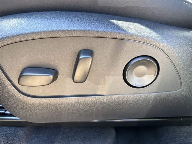 Buick Enclave Vehicle Full-screen Gallery Image 12