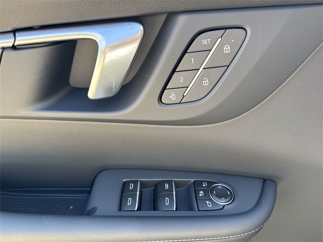 Buick Enclave Vehicle Full-screen Gallery Image 13