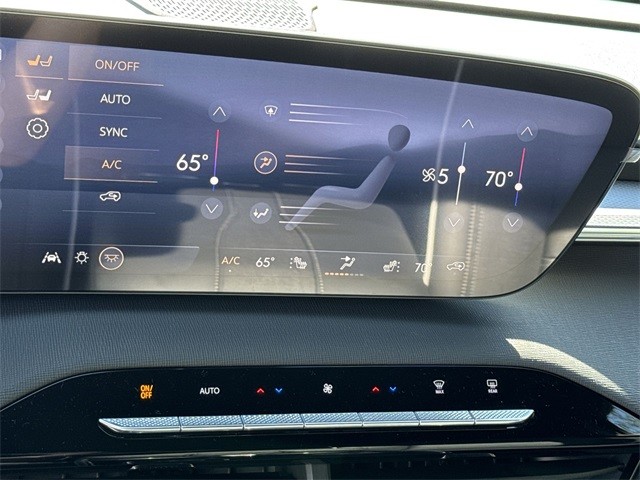 Buick Enclave Vehicle Full-screen Gallery Image 19