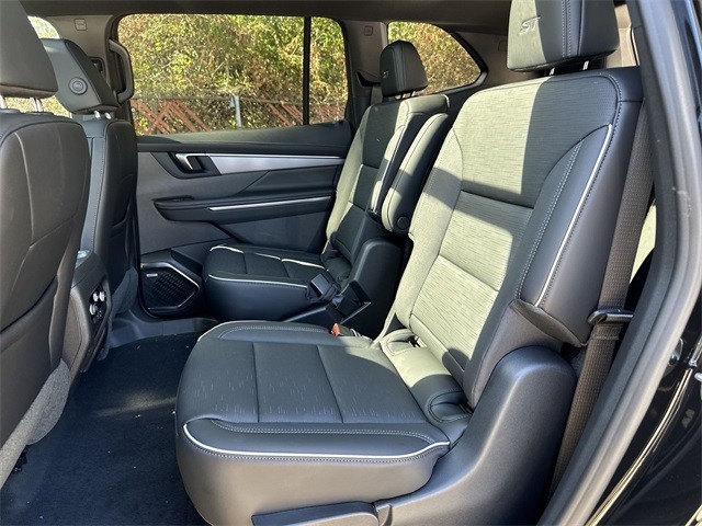 Buick Enclave Vehicle Full-screen Gallery Image 23