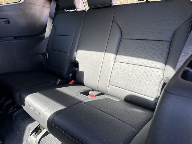 Buick Enclave Vehicle Full-screen Gallery Image 24